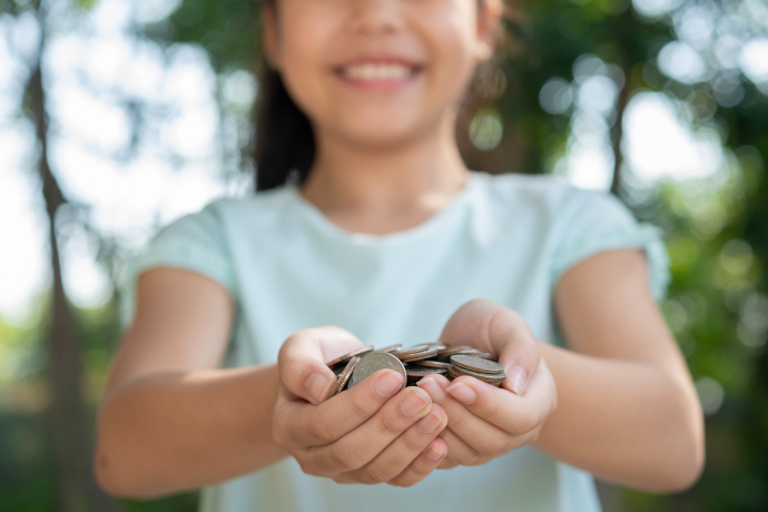 Lee más sobre el artículo Inculcar el ahorro en tus hijos: cinco consejos que te ayudarán